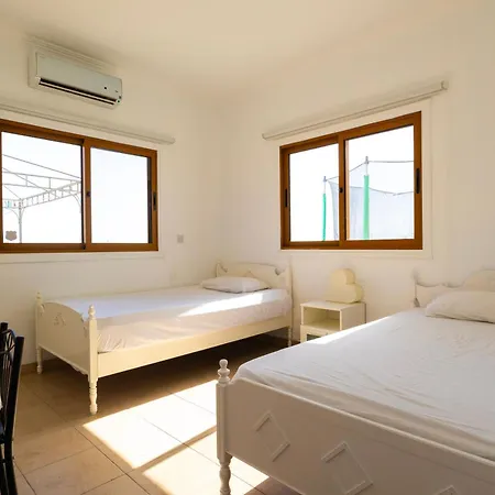 Captivating 2-Bed House Alaminos Exterior photo