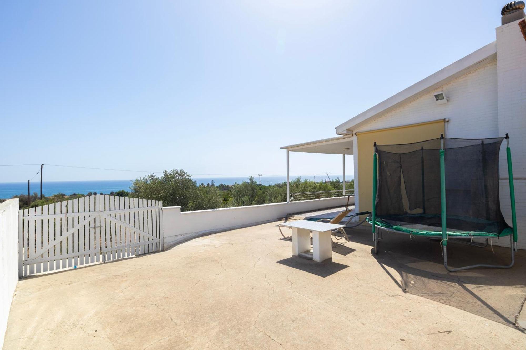 Holiday home Captivating 2-bed House Alaminos